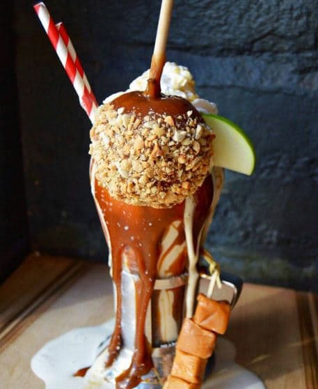 El restaurante Black Tap de Soho trajo una nueva modalidad de merengadas que cautivaron a los amantes del dulce.