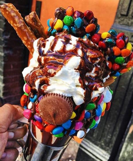 El restaurante Black Tap de Soho trajo una nueva modalidad de merengadas que cautivaron a los amantes del dulce.