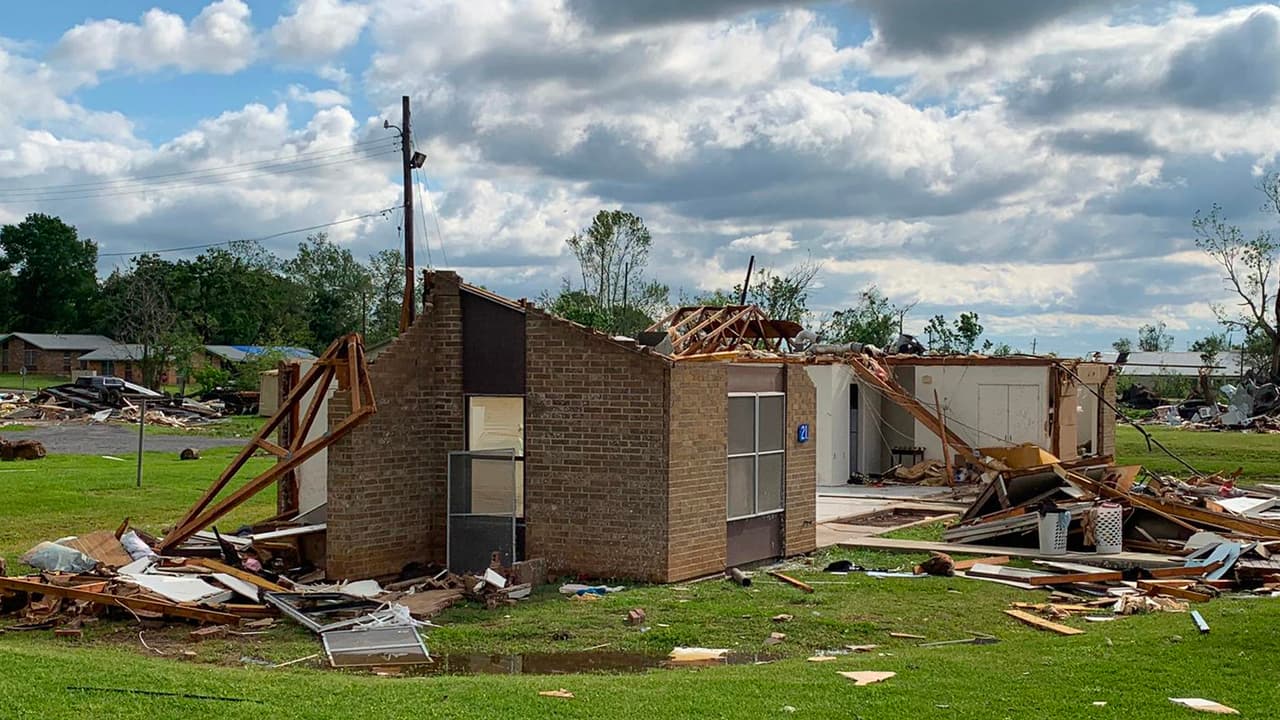Lor fuertes vientos arrancaron techos y derribaron muros en las viviendas.