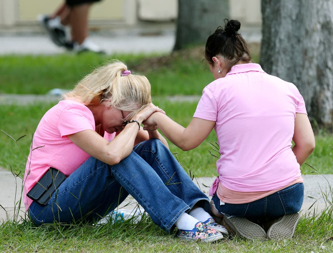 Dan Patrick, el vicegobernador de Texas, informó que el joven vestía un largo abrigo, pese a que la temperatura alcanzaba los 90 grados (32 C) y así pudo esconder las armas al entrar al centro.