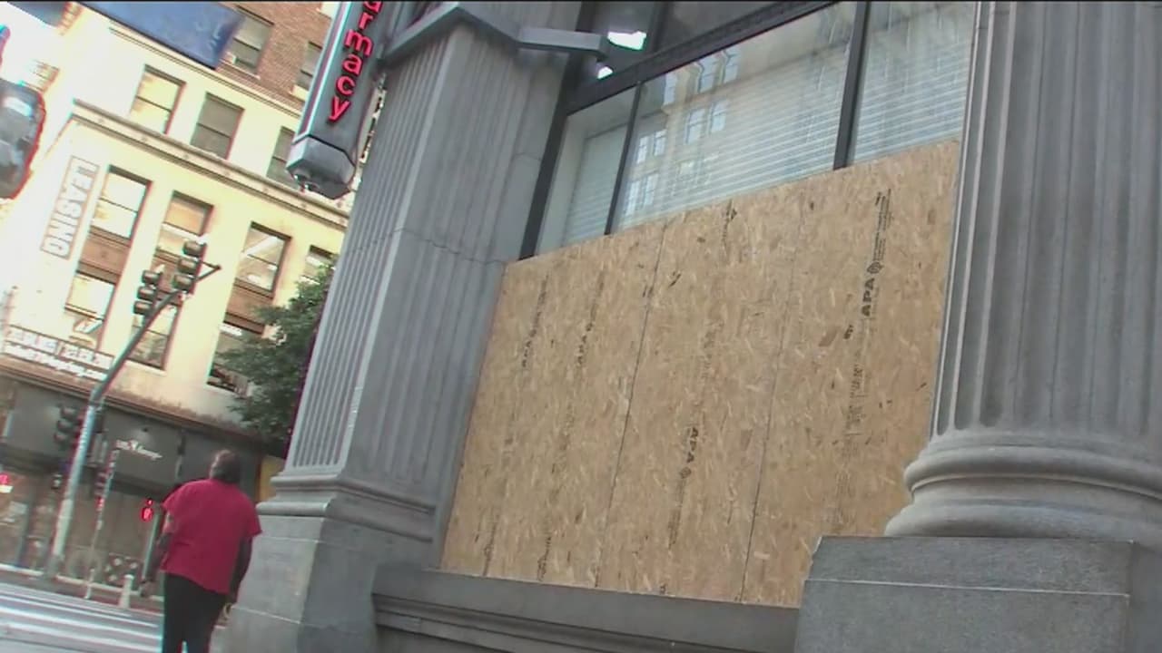 En Los Ángeles, Long Beach, Santa Monica y Beverly Hills algunos comercios han anunciado cierre de locales para proteger sus vitrinas y entradas ante la posibilidad de disturbios y saqueos.