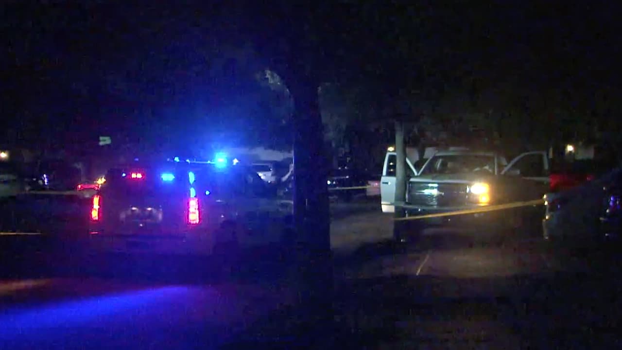 La víctima no ha sido identificada hasta el momento. Las autoridades no han determinado si el hombre fue baleada antes o después de subir a su vehículo.