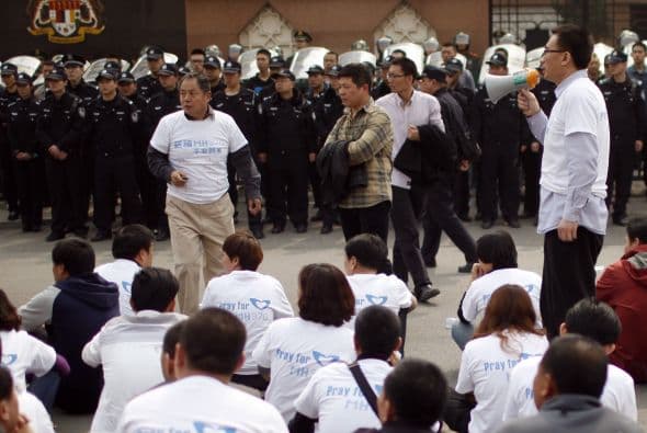 Un gran número de manifestantes vistieron camisetas blancas con el lema "Bendito sea el MH370".