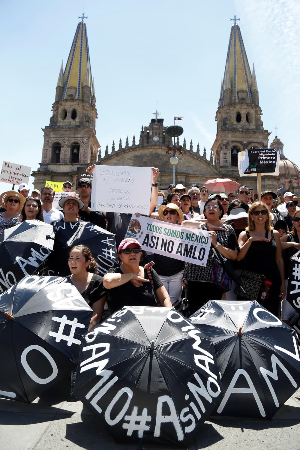 Las denuncias más reiteradas eran las dirigidas contra lo que consideran es el "autoritarismo" de López Obrador y su políticas que, de acuerdo con los manifestantes, dividen al país. También le exigían seguridad y el cumplimiento de sus promesas de campaña. Algunos utilizaron los paraguas con los que se proteguieron del sol para escribir el hashtag #AsíNoAMLO.