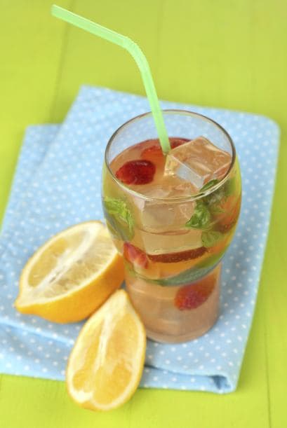 Sangría de albahaca. Combina 120 ml (4 fl oz) de agua fría, 120 ml (4 fl oz) de agua carbonatada, media taza de fruta picada (uva blanca, bayas, naranja o lo que quieras).