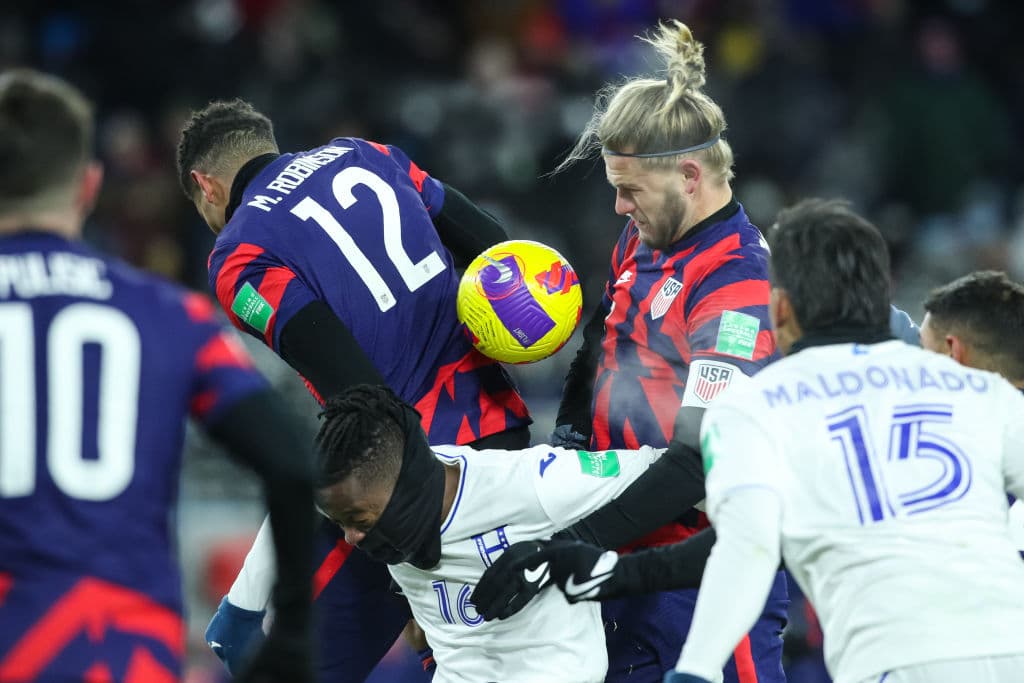 Estados Unidos no pierde el tiempo y golean fácilmente 3-0 a Honduras.