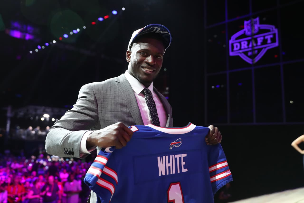 <b>27 TRE’DAVIOUS WHITE | CB Buffalo Bills</b>
<br>Universidad: LSU
<br>Estatura: 5’11’’ 
<br>Peso: 192 libras
<br>
<br>Destacar: White rompió 14 pases, octavo en el FBS, la temporada pasada.
<br>
<br>Resumen: Muestra habilidades en el exterior y en la ranura, pero necesita ser más físico.
<br>
<br>Conclusión: Primer esquinero de LSU tomado en primera ronda desde Morris Claiborne en 2012.