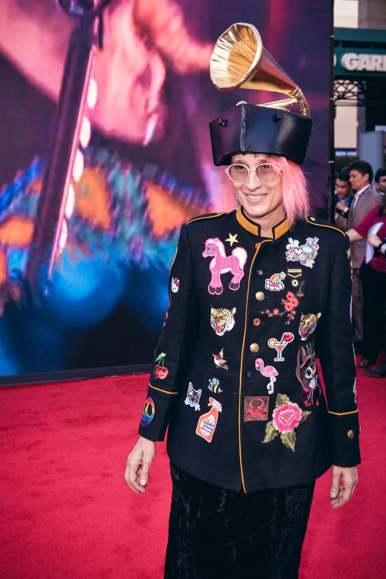 Sin duda su outfit fue uno de los más llamativos de la noche.