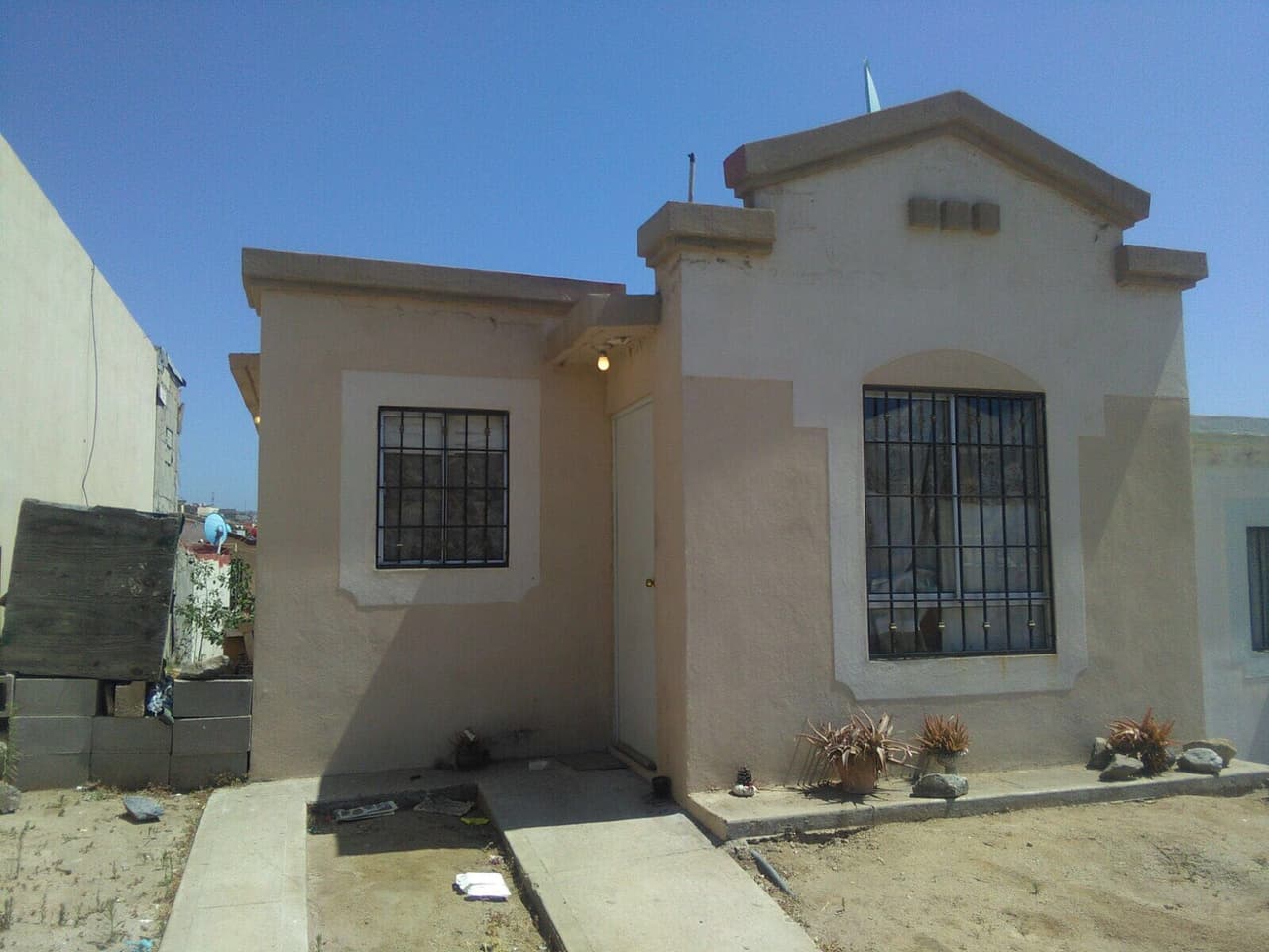 Esta es la casa donde vivía María del Carmen, hermana de Bobby Larios, aquí la encontraron una vecina y la policía tirada en un pasillo, desnuda y golpeada, el pasado 16 de junio.