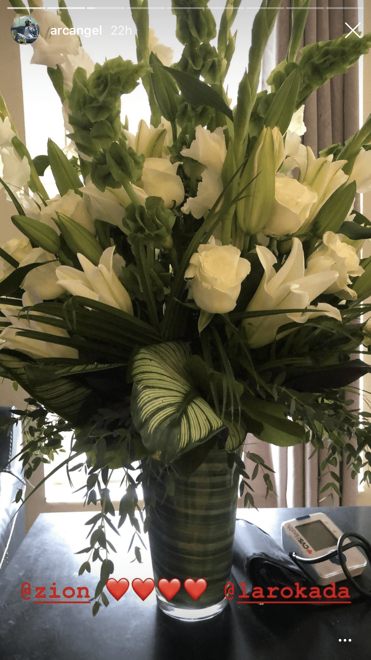 Además, publicó la foto de un arreglo de flores blancas que adornan la habitación en la que se encuentra internado.