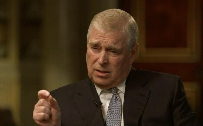 El hijo de la reina Isabel dijo que "no recuerda haber conocido a esa dama", aunque existe una fotografía del año 2001 donde aparece junto a ella.