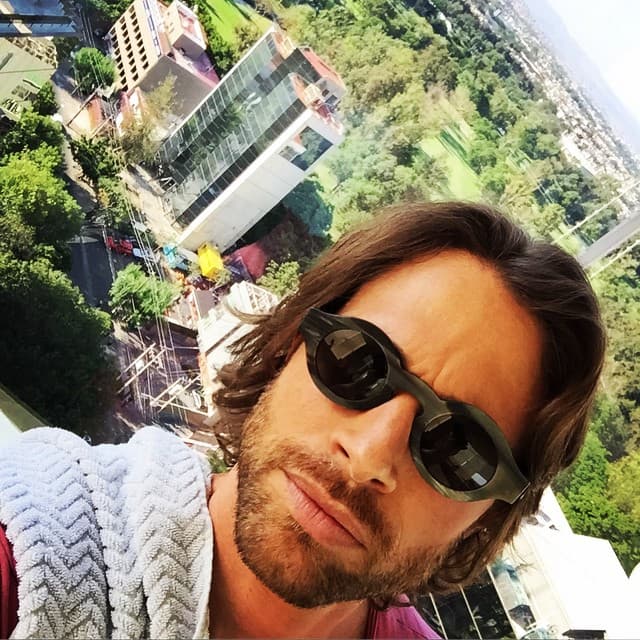 Sebastián también ha mostrado su talento en cine y teatro.