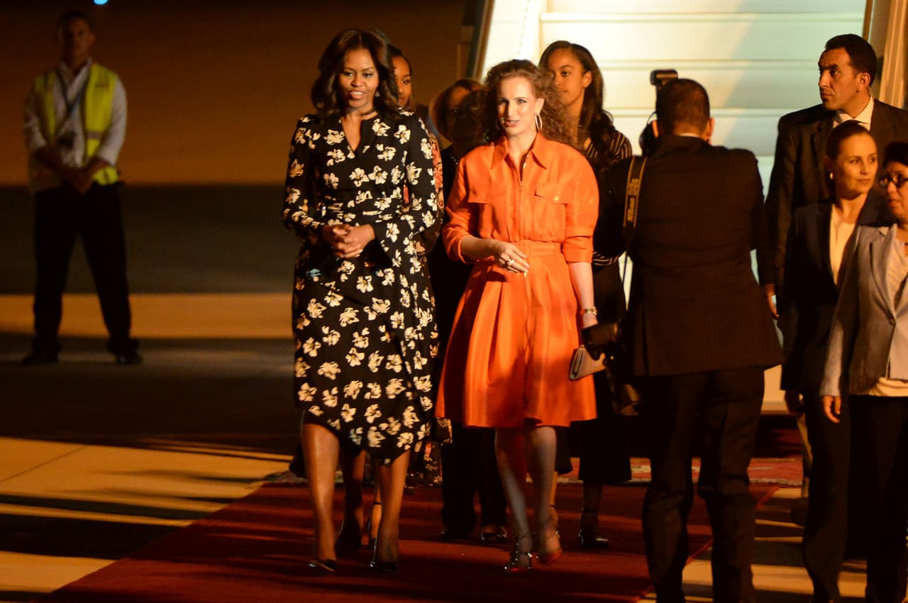 En su viaje por Marruecos, en junio de 2016, para darle fuerza a su programa 'Let Girls Learn', Michelle Obama eligió un vestido de crepe floreado que recientemente se había visto en las pasarelas.