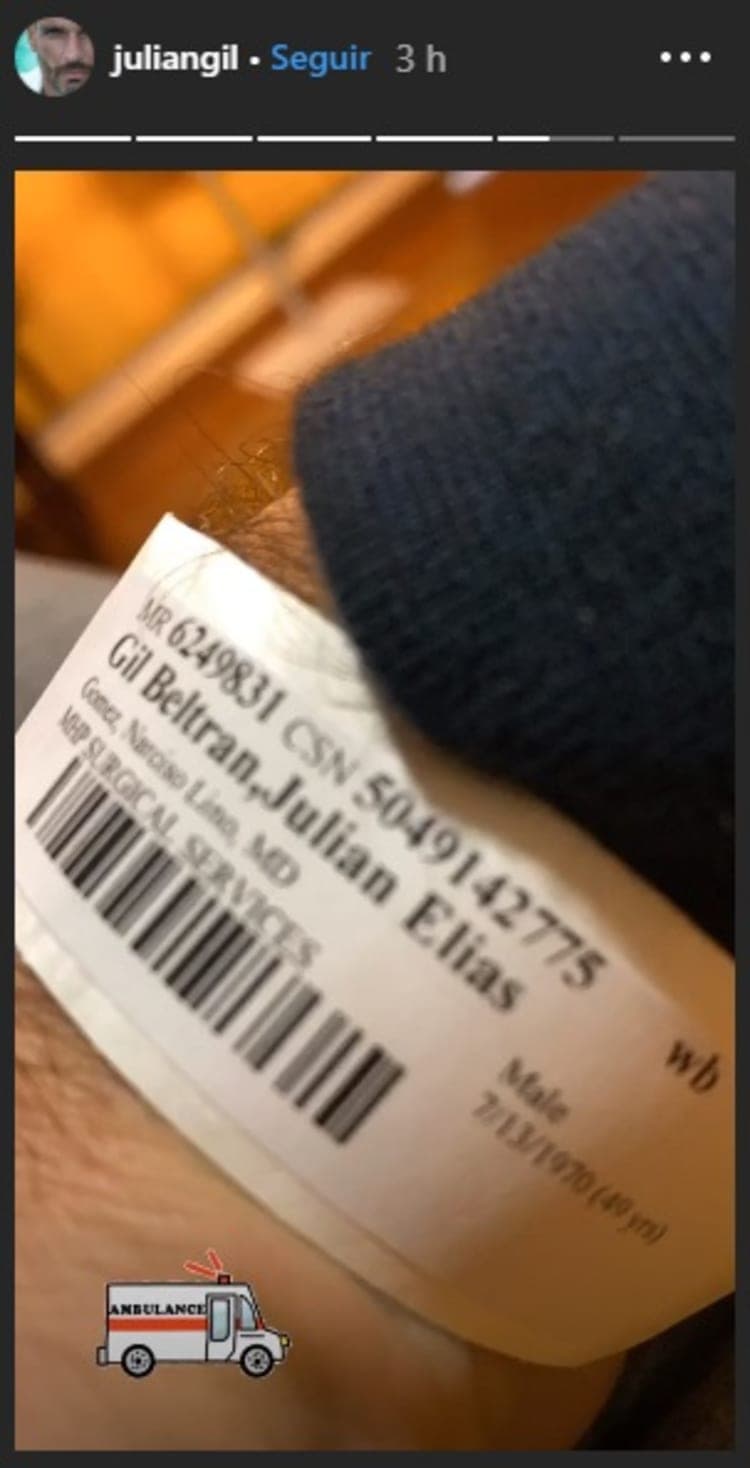 La otra foto es de la pulsera en su mano donde aparecen sus 
<b>datos como paciente</b>.
<br>