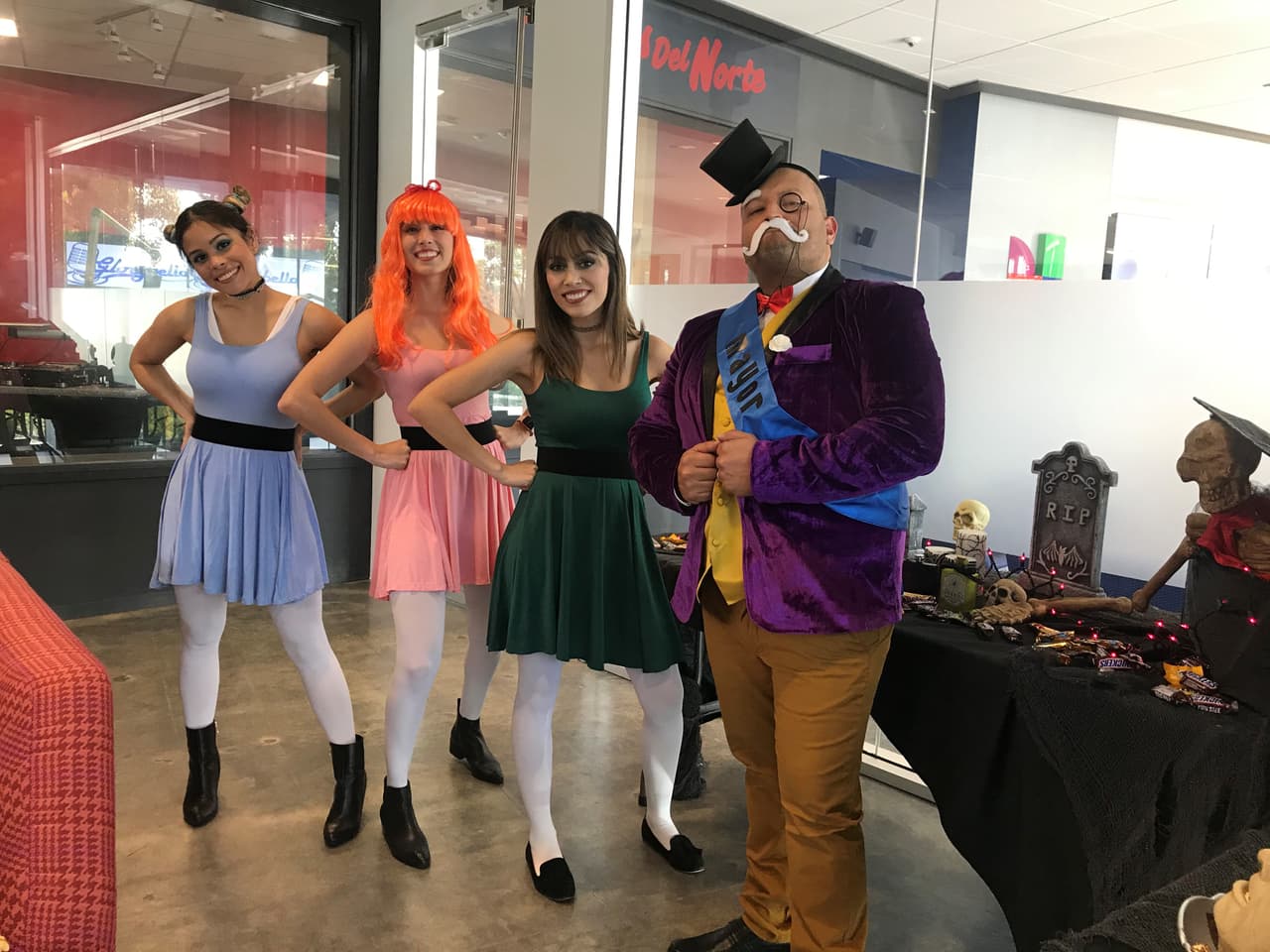 Kiara Sifontes (i-d), Karina Ozuna, Cristina Espinoza y Ricky Rivas, del Departamento de Ventas, se disfrazaron de las Chicas Súperpoderosas y él del alcalde de Townsville, personajes de las populares caricaturas en los años noventa.