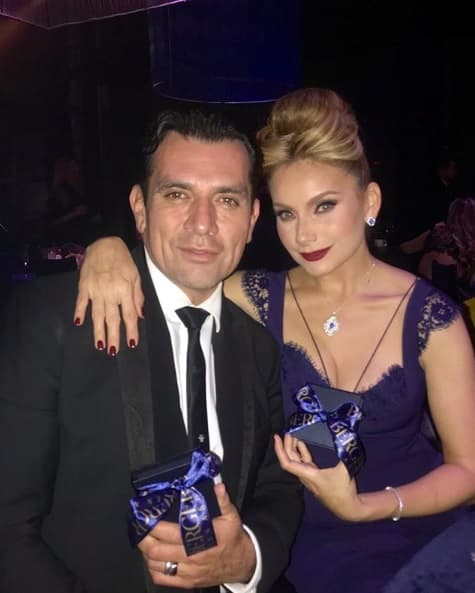 "Con 
<b><a href="https://www.univision.com/entretenimiento/celebridades/elizabeth-alvarez-confiesa-que-jorge-salinas-le-caia-mal-fotos" target="_blank">altibajos en muchos aspectos</a></b>, pero muy sólidos en el amor, en el respeto, de repente como que se te caen algunos sueños profesionales y demás, pero se te compensa por otro lado, estás con tus hijos, ves crecer a los niños y eso es algo invaluable", dijo.