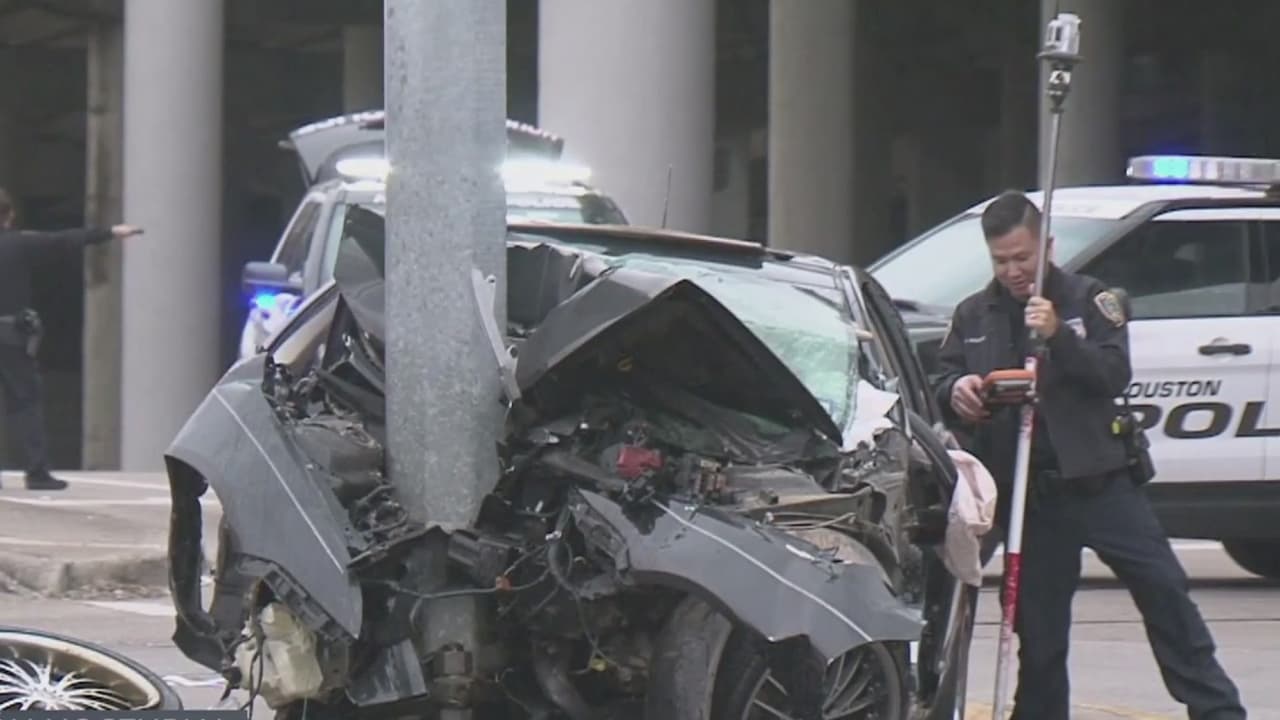 Un hispano muere al estrellar su auto contra un poste y deja a una mujer herida