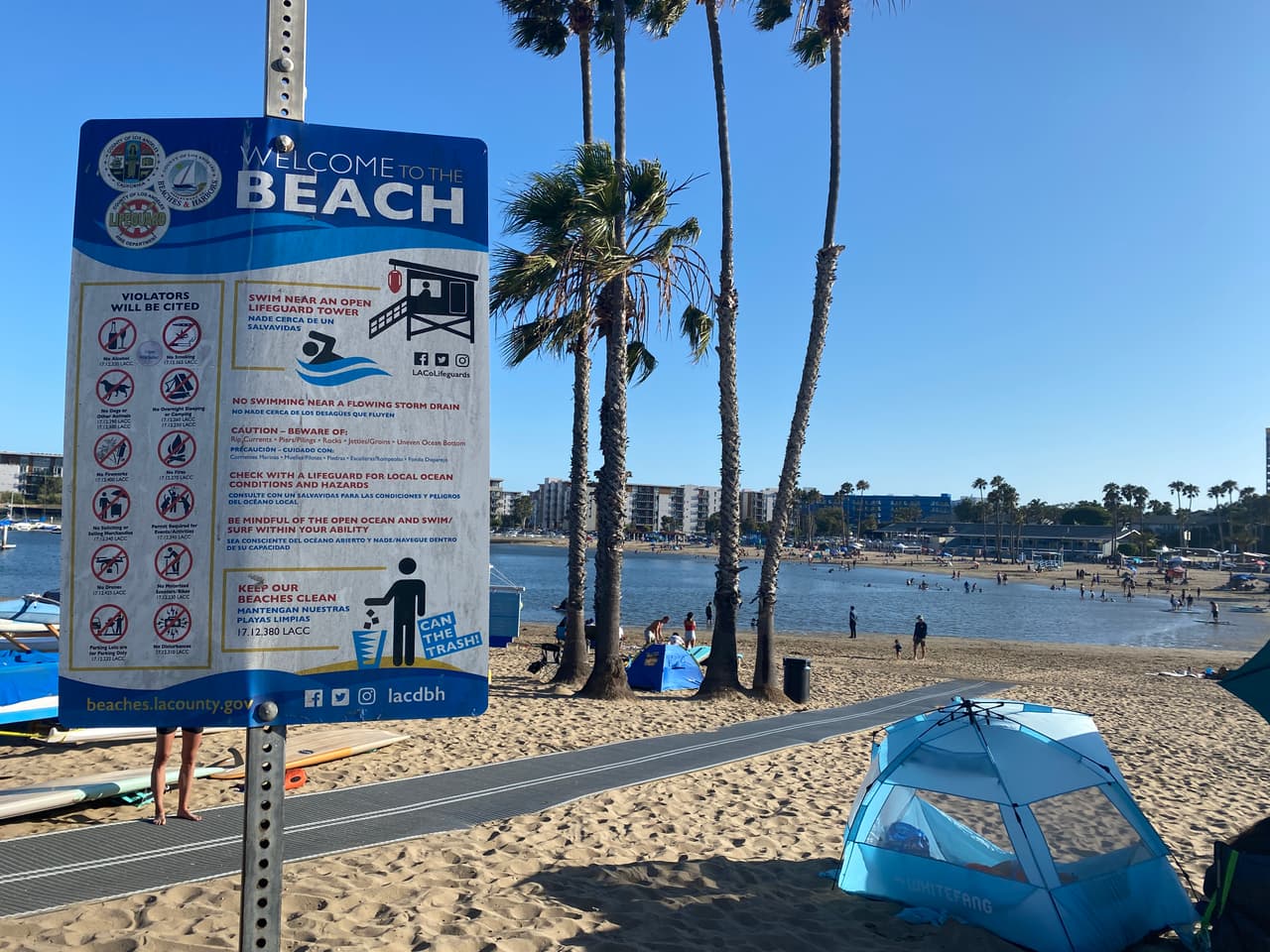 La alerta se da en medio de una ola de calor que afecta a costas, valles, desiertos y montañas en el sur de California, por lo que muchas familias y bañistas visitan las costas para escapar de las altas temperaturas.