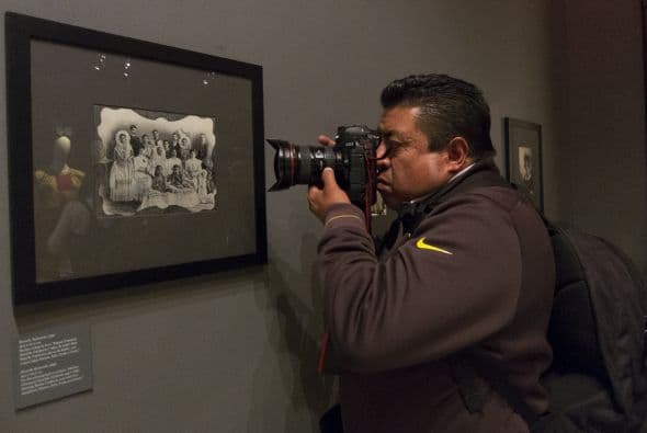 Por otro lado, los expertos suelen decir que la pintora se vestía de tehuana para complacer a Diego Rivera, con quien estuvo casada hasta el día de su muerte en 1953, pero según Henestrosa, el hallazgo de una fotografía de la Casa Azul, que muestra a todas las mujeres de la familia Kahlo vestidas así, revela su voluntad de conservar un legado.