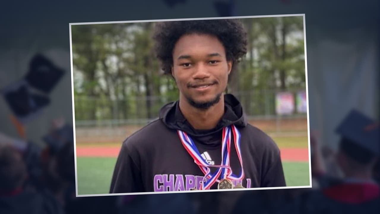 Él es Regis Harris, un estudiante de 17 años que pasó a más de 40 universidades