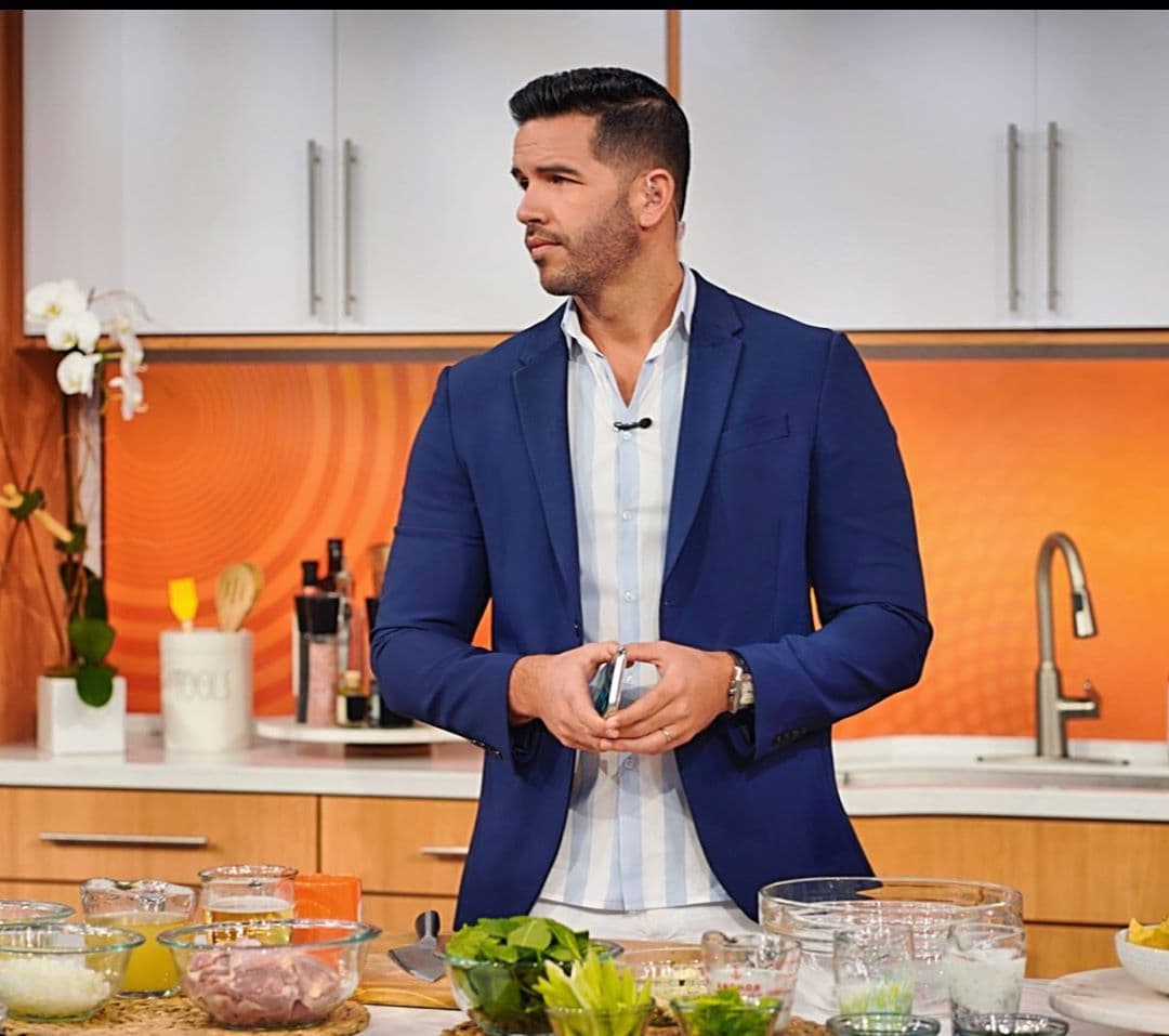 Y para desearnos lindo viernes, muy guapo Yisus se pregunta: "¿Quién se comió el tocino que dejé aquí?"