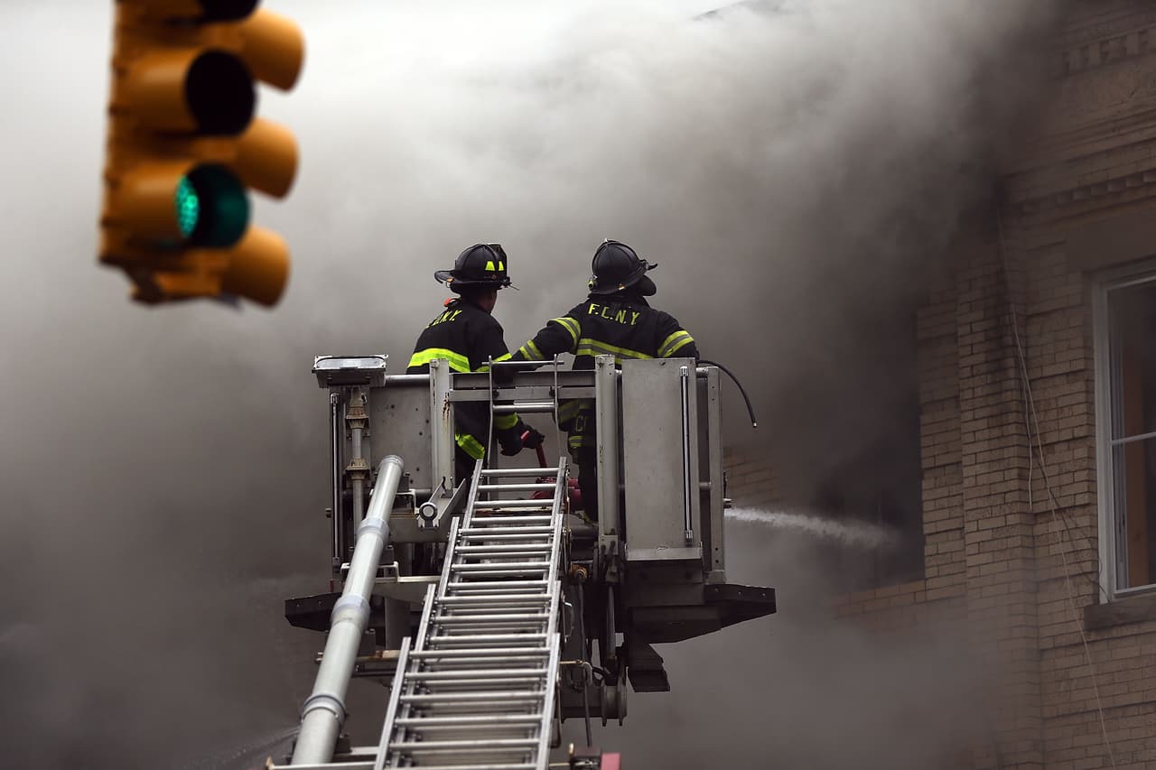 El fuego de tres alarmas provocó una espesa nube de humo negro que se podía a ver a varias cuadras de distancia.