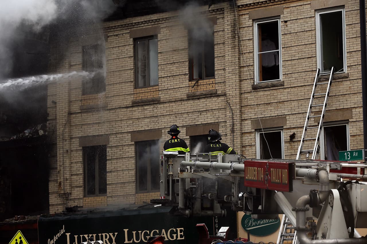 National Grid está trabajando bajo la dirección del Departamento de Bomberos para cerrar el suministro de gas de la zona.