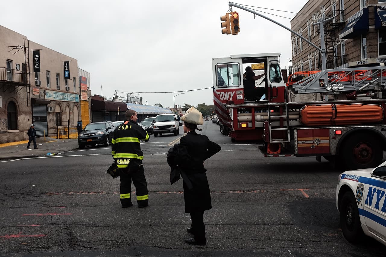 Bomberos de Nueva York respondieron a la alerta de incendio, provocado aparentemente por una explosión.