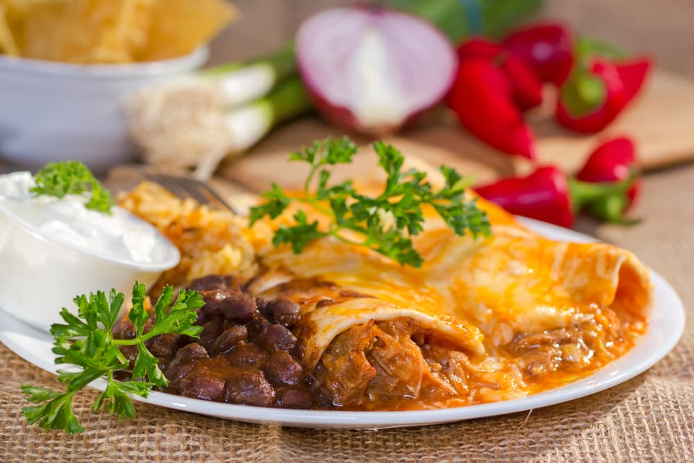 Los acompañantes perfectos para unas enchiladas son una porción de frijoles de la olla, arroz, o bien una papas con chorizo.