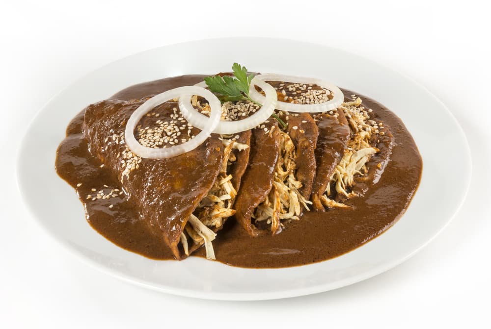 Enchiladas de Mole. También conocidas como ´enmoladas´ por su ingrediente principal; el mole.
