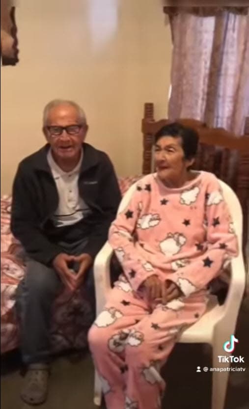 "(Mi abuelo) le decía
<b>'no me dejes amor mío'</b>", escribió la ganadora de
<b>Nuestra Belleza Latina 2010</b>, "el verdadero amor sí existe y es eterno".
<br>