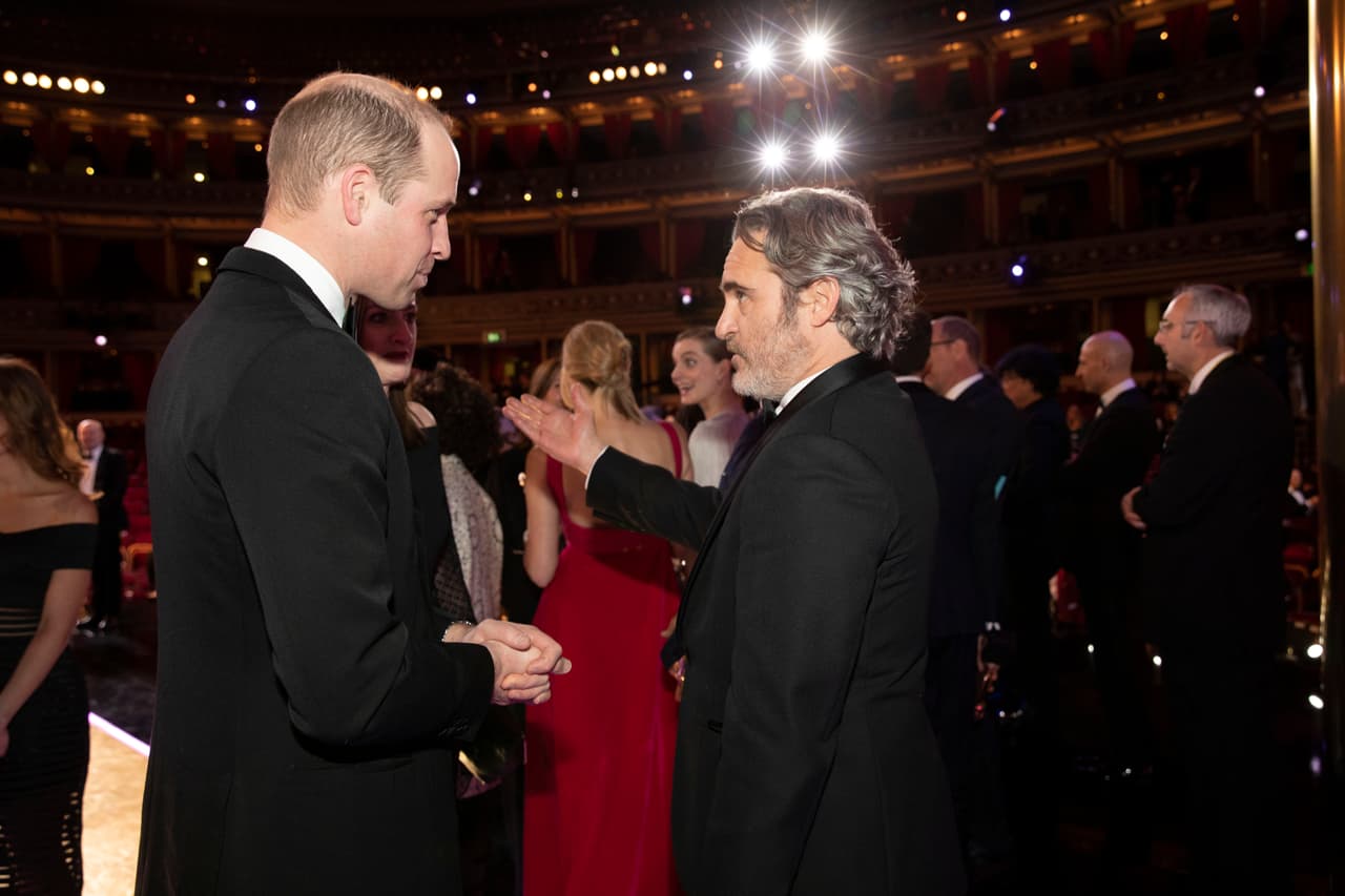 El príncipe William también estuvo un rato hablando con Joaquin Phoenix, protagonista del filme 'Joker'.