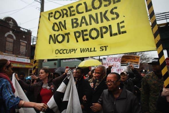 A medida que se les dificulta cada vez más acampar en espacios públicos, los manifestantes han cambiado de estrategia.