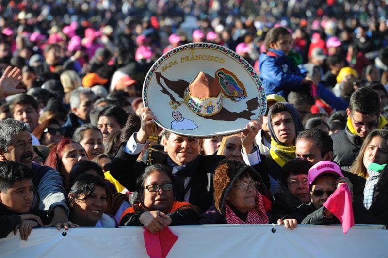Un sombrero de charro entre la multitud en la Basílica.