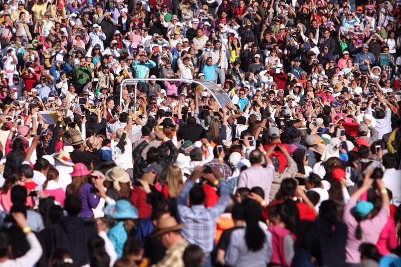 Una multitud lo recibió al entrar a la Basílica de Guadalupe.