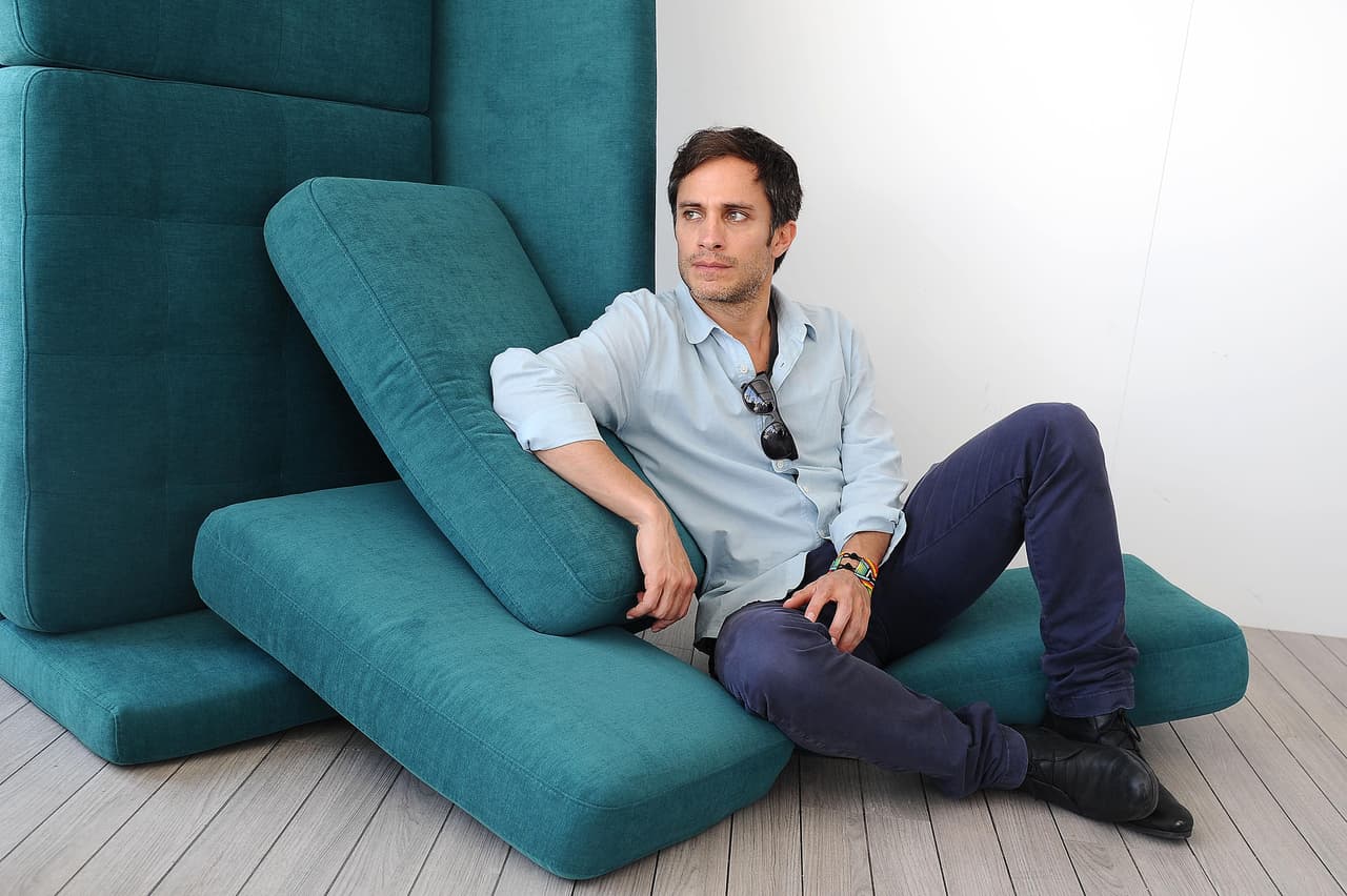 Sobre unos cojines, muy casual.