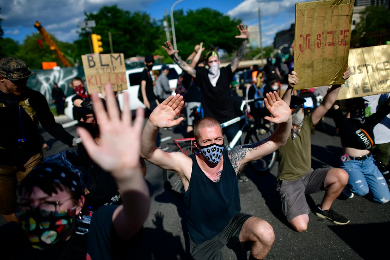 Vecinos y activistas locales se unieron en una manifesteción pacífica desde primeras horas del sábado y domingo, demandando justicia por la muerte de George Floyd.