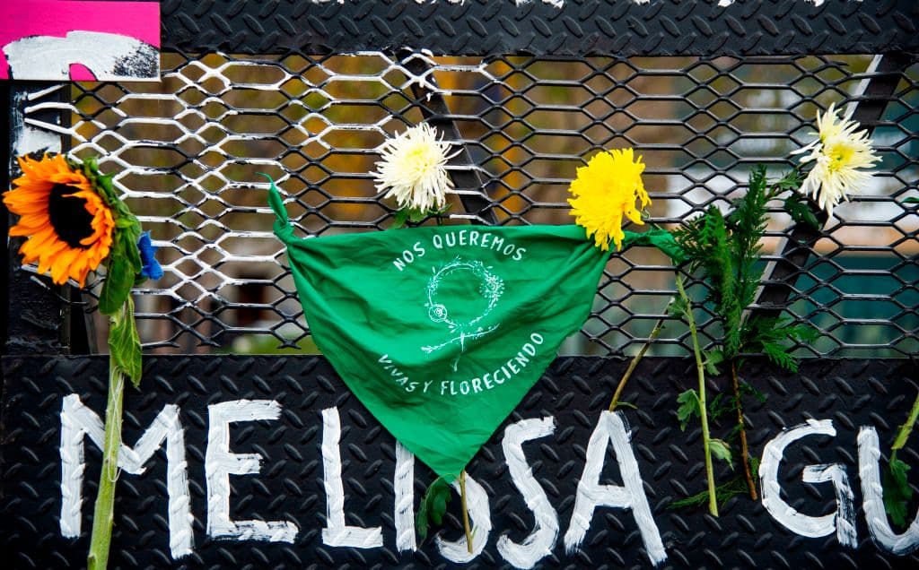 Los nombres fueron acompañados de flores y símbolos de la lucha feminista, como el pañuelo verde que exige la aprobación de la ley para la libre decisión al aborto. Los colectivos de mujeres han programado, además de la manifestación de este martes, una movilización digital para exigir que cesen las agresiones contra las mujeres en el país.