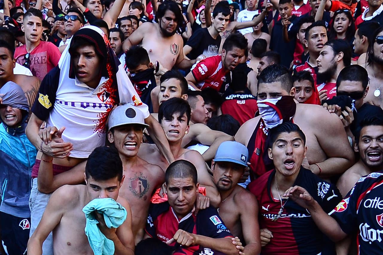 En los cuartos de final del Clausura 2015 en el encuentro entre Atlas y Chivas, la ‘Barra’ 51’, grupo de animación de los Rojinegros, invadieron el campo del Jalisco para intentar agredir a los jugadores tras la goleada que les estaban propinando los del Guadalajara.
