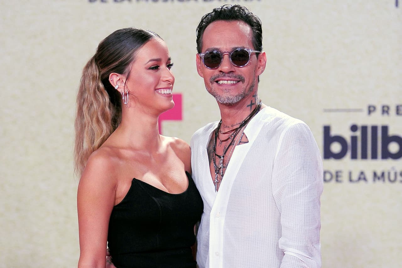 El cantante confirmó su relación con Madu en los Premios Billboard 2021, celebrados en septiembre de ese año.