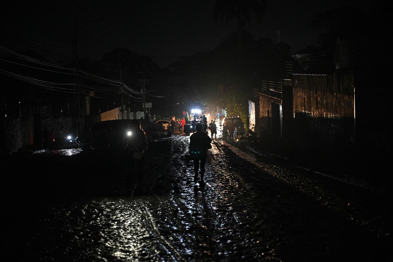 Antes del deslave en Las Tejerías, lluvias sobre los niveles históricos habían dejado 13 víctimas en otras regiones de Venezuela desde el pasado 23 de septiembre. "Todo esto es el cambio climático", aseguró Maduro, que viajó desde Las Tejerías hasta El Castaño la noche del lunes.