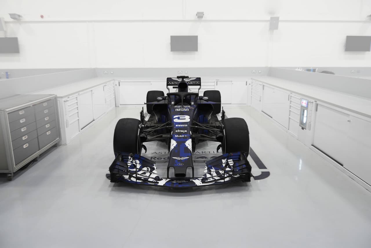 <b>Aston Martin-Red Bull Racing- TAG Heuer RB14. </b>El equipo ha dejado claro que el decorado no es definitivo, todavía se esperan cambios para el Circuit de Barcelona-Catalunya la próxima semana.