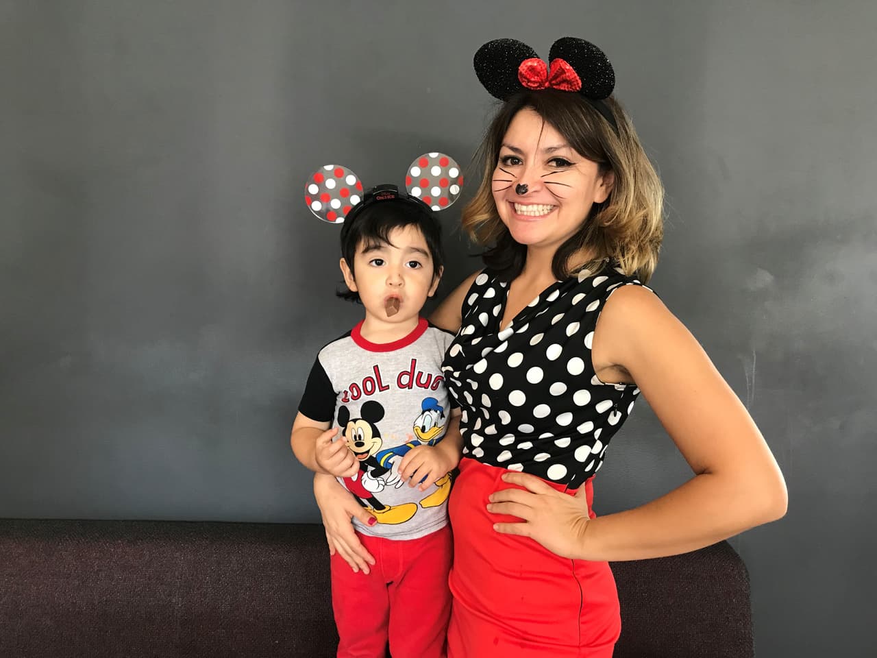 Bárbara Chacón, presentadora de Despierta Área de la Bahía, abraza a su hijo pequeño que ya se adelantó con los dulces. Ella luce el disfraz del personaje famoso Minnie Mouse y el pequeñito de Mickey Mouse.