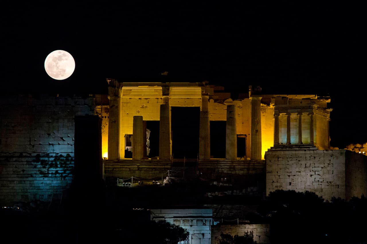 Por eso, en las vísperas de un eclipse lunar, los babilonios que vivían en al sureste de Mesopotamia solían nombrar unos días antes de que ocurriera el temido fenómeno a otro rey, uno falso. Elegían un rey sustituto a quien vestían con trajes, coronaban y sentaban en el trono, para que el rey verdadero no fuera llevado por el mal augurio. El rey de verdad mantendría durante esa noche un perfil bajo y evitaría ser visto.
