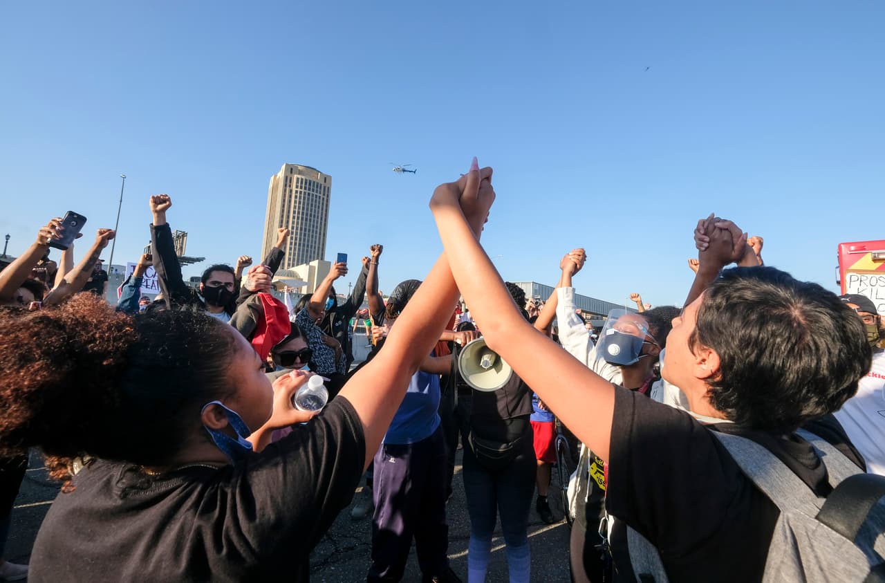 Por su parte, el alguacil del condado de Los Ángeles, Alex Villanueva, pidió a los manifestantes -a través de un comunicado- mantener las protestas de manera pacífica.