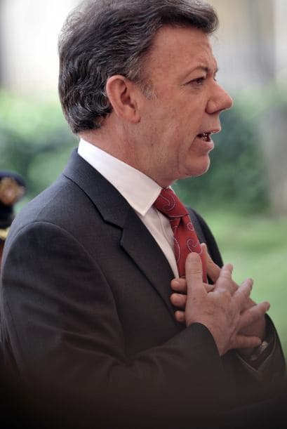 Para Valencia, Santos "ha mostrado preocupación en lo social", y destacó una ambiciosa ley que busca restituir a los campesinos las tierras arrebatadas por paramilitares, guerrilleros y narcotraficantes.