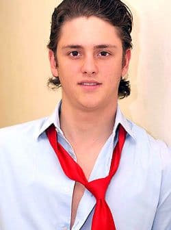 Christopher Uckermann posee muchos atributos pero la mezcla de esa mirada encantadora y ese uniforme fue la que más nos encanta.