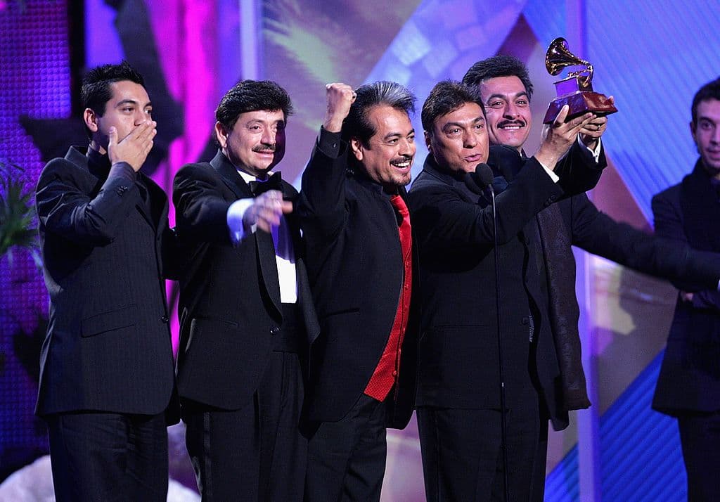 4. 
<b>"De Paisano a Paisano" (2000)</b> 
<br>
<ul>
 <li><b>Por qué es emblemática</b>: Es una canción que celebra a los trabajadores mexicanos en Estados Unidos. Cuenta cómo trabajan duro y ayudan a sus familias, mostrando el orgullo de ser migrante y el apoyo entre paisanos.</li>
</ul> 
<ul>
 <li><b>Impacto</b>: Se convirtió en una canción muy querida por los migrantes porque habla de su unión y su valor como comunidad.</li>
</ul>