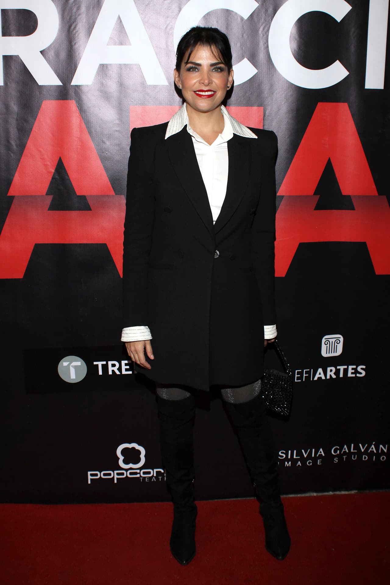 A pesar de que Kate del Castillo fue la tercera en discordia en la relación, Lisset asegura que no le guarda rencor y jamás le reclamó. "Nunca, yo pensaba si me la llego a encontrar, porque el medio es muy pequeño, pues buenas tardes, buenas noches, antes que nada en mi casa comí calientito, a mí me educaron, no tengo ningún rencor", afirmó.