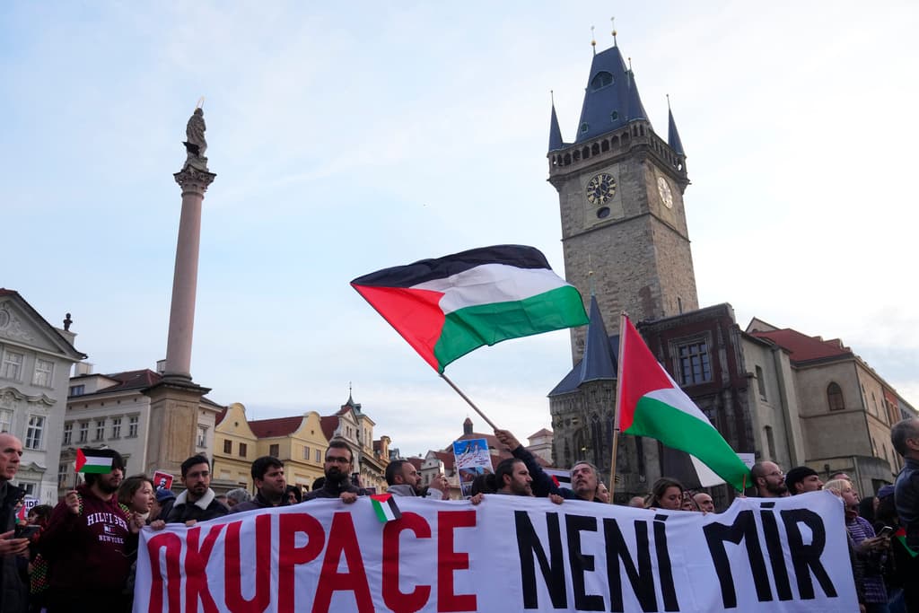 Manifestantes asisten a una concentración de apoyo al pueblo palestino en Praga, República Checa.